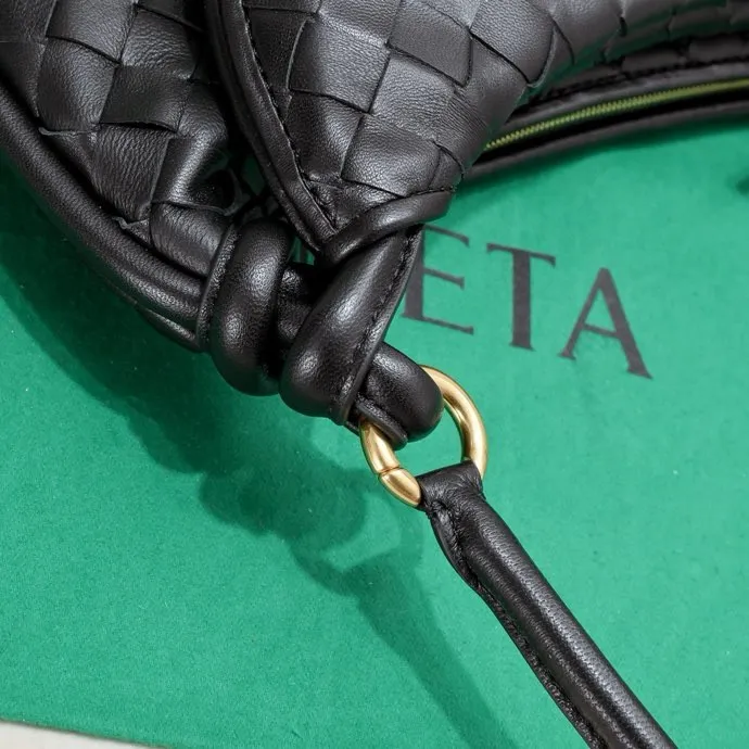 Batch 1860 Bv Shu Qi's same "Gemelli" twin bag 👇 Locked in advance 24 years of hot style 💕 Gemelli is paired with two half-moon shaped bags, matched with the brand's iconic intrecciato woven sheepskin, equipped with a detachable tubular handle, which can be used as a clutch, on the shoulder or by flipping the small crescent moon as a handle, or as a long shoulder strap 🉑️ crossbody The dual design has a personalized yet charming attitude, and the eye-catching visual impact brings an elegant and fashionable feeling. It is a bag worth buying💥 Size: 36x25x10, Model: 4281#